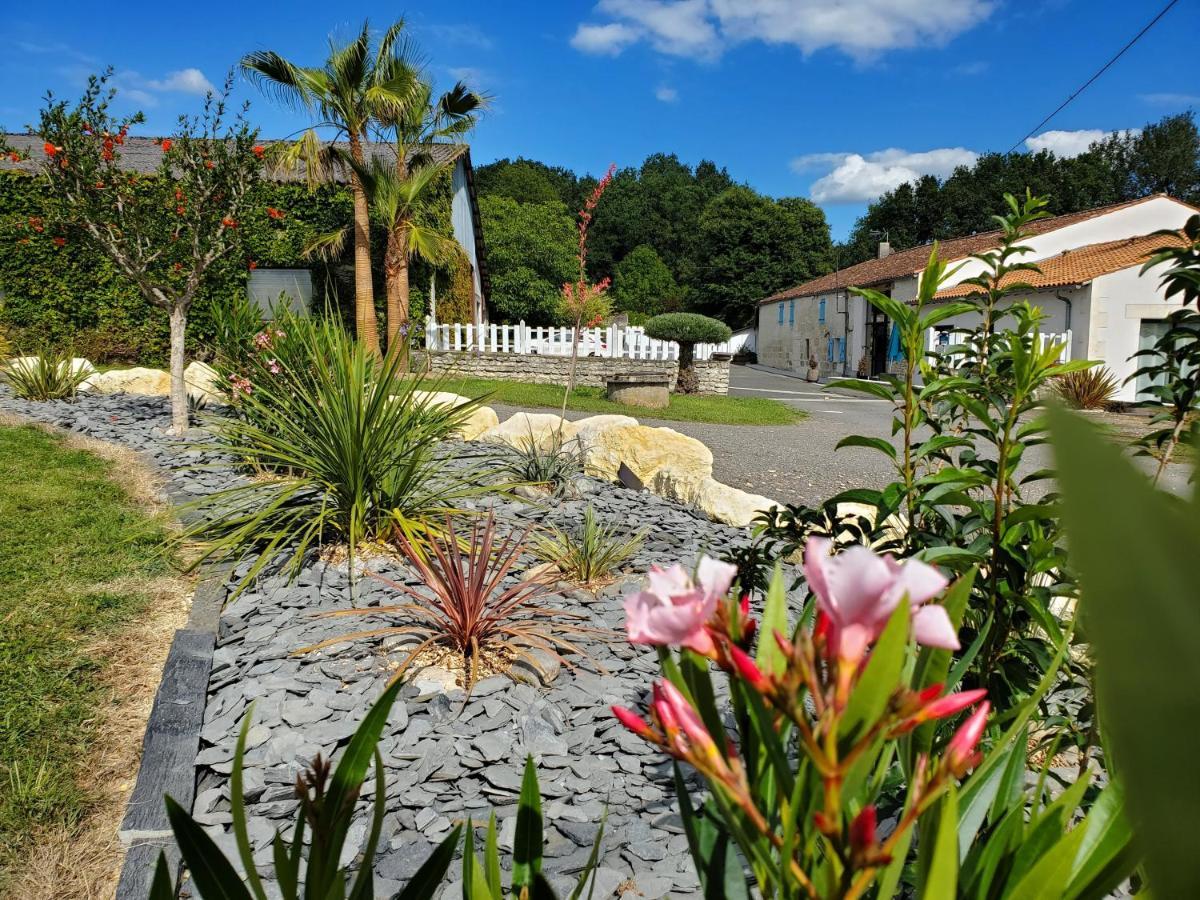 Les Cuves - Saintes Bed & Breakfast Chaniers Dış mekan fotoğraf